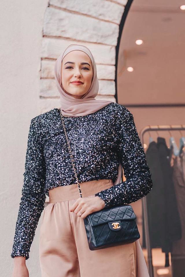 بلوز مشکی پولکی شیک زنانه با دامن صورتی چرک