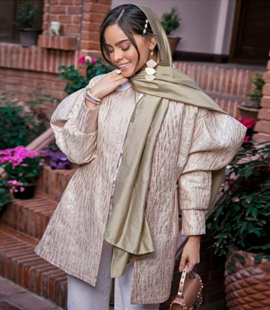 مانتو ژاکارد با آستین خاص و مچی طلایی رنگ