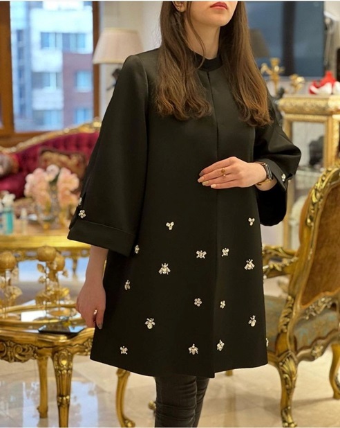 مانتو ژاکارد کاربردی و مشکی دکمه دار