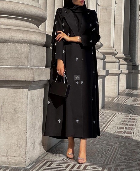 مانتو مشکی بلند و رسمی با دکمه