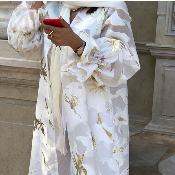 مانتو ژاکارد سفید و طلایی مجلسی با آستین کشی