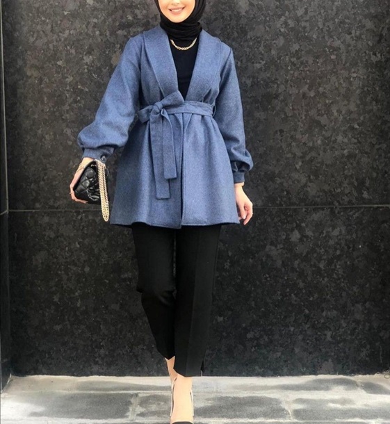 ژاکارد کتی با کمربند آبی و آستین مچی