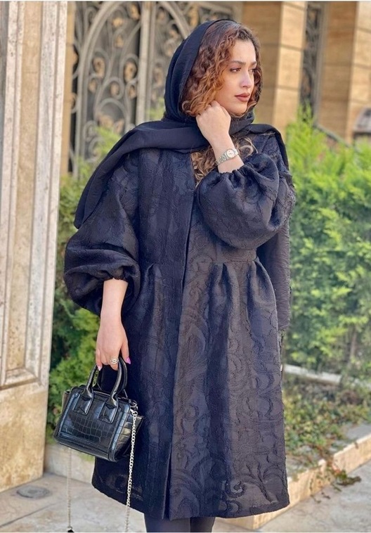 مانتو ژاکارد مشکی با آستین پفی و کمر پلیسه درشت