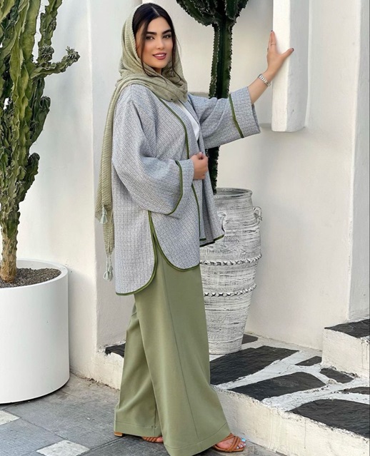 مانتو مشکی با مغزی دوزی و آستین شیک و ترند