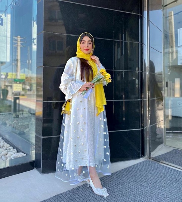 مانتو ژاکارد طرح¬دار و بلند سفید و طلایی  با آستین کشی