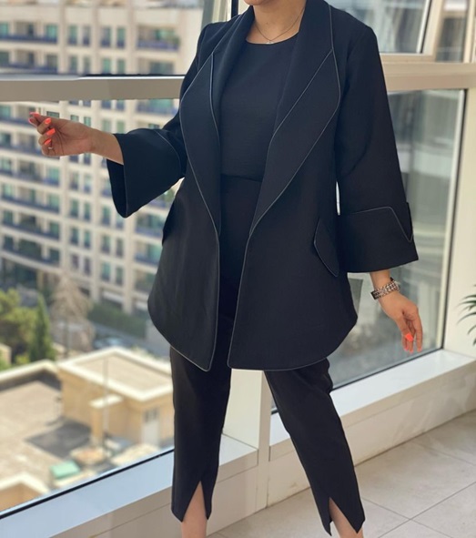 مانتو مشکی با مغزی دوزی و آستین شیک و ترند ژاکارد